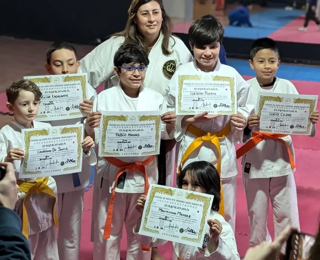 Imagen de chicos con su diploma